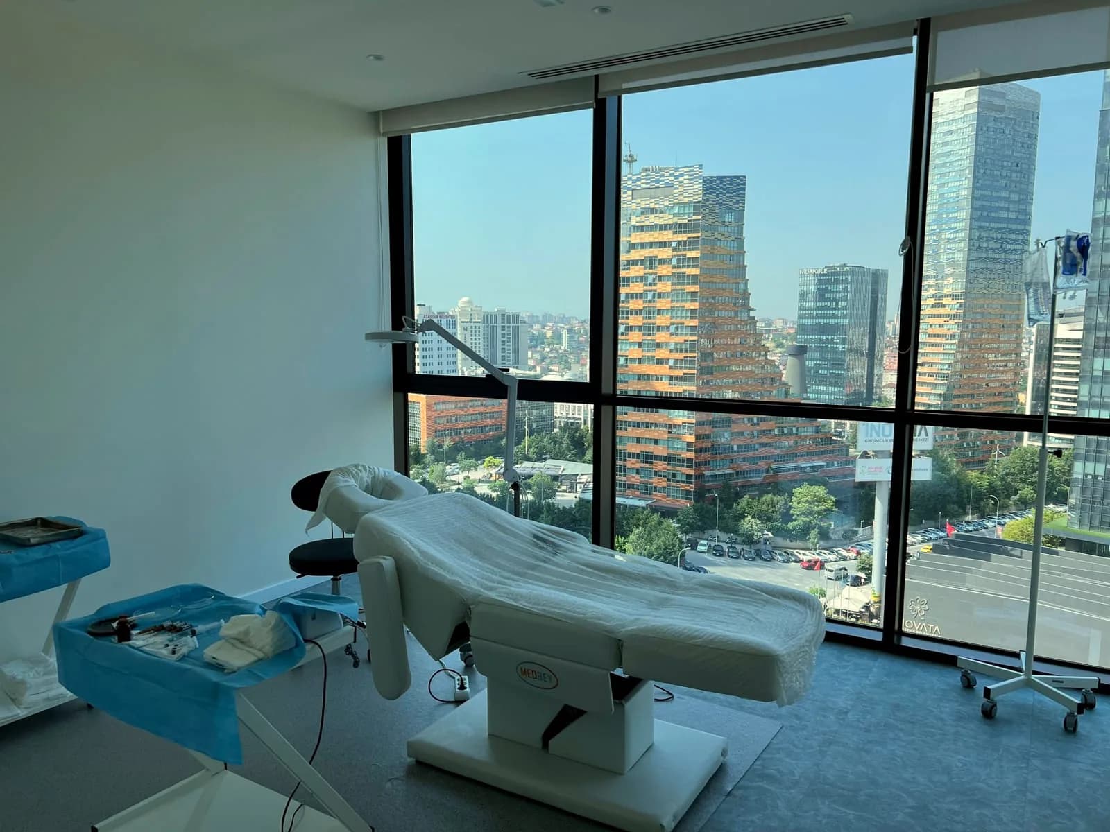 Procedure room at an Electivio partner hair transplant clinic in Turkey, prepared for the day