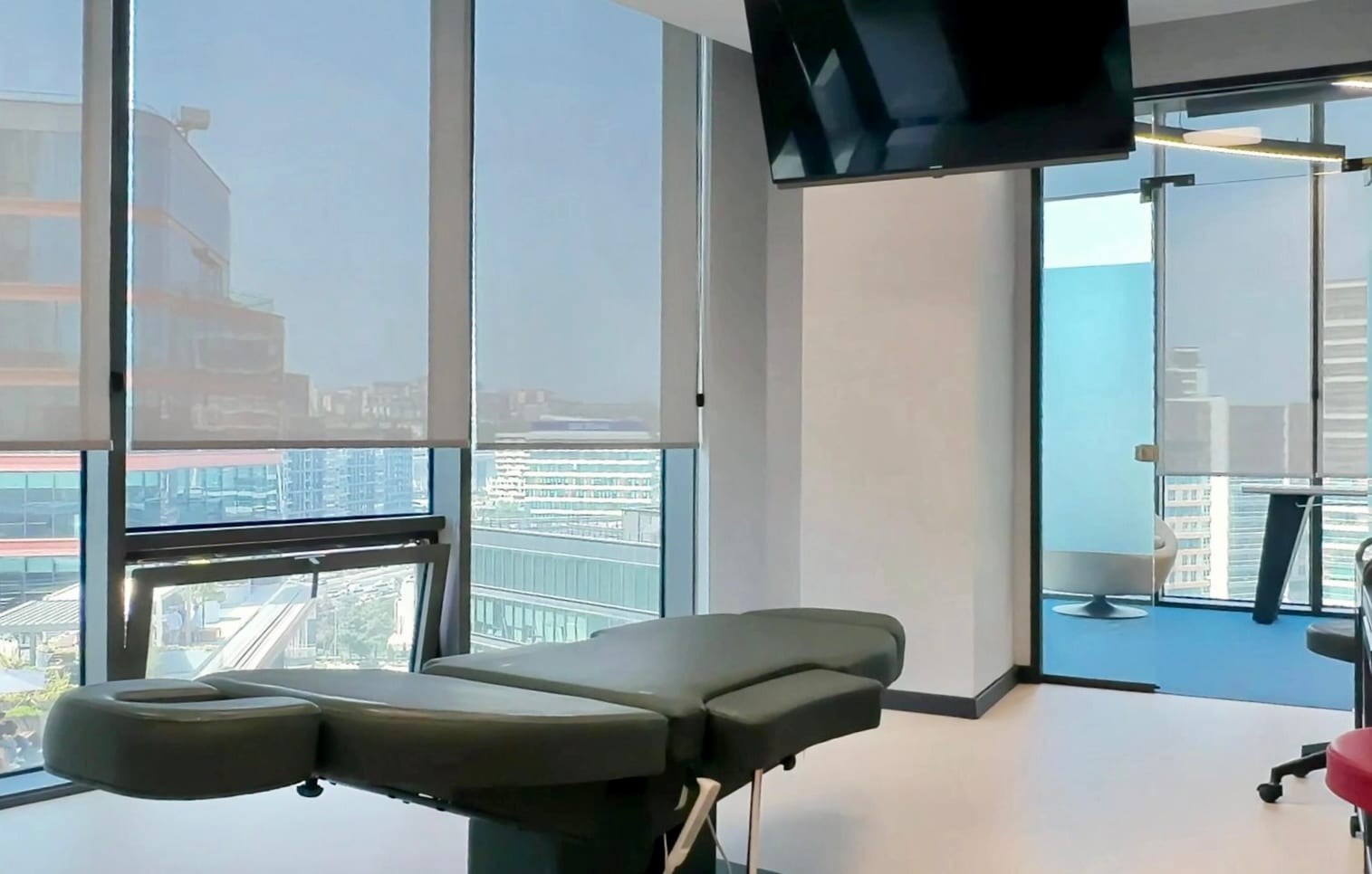 Treatment room with panoramic city view at Doctor ALSA Clinic